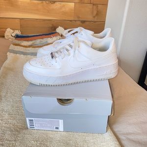 Gently used air force 1 LV8 2 ( platform )